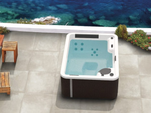 Открытый 3-местный мини-бассейн с хромотерапией