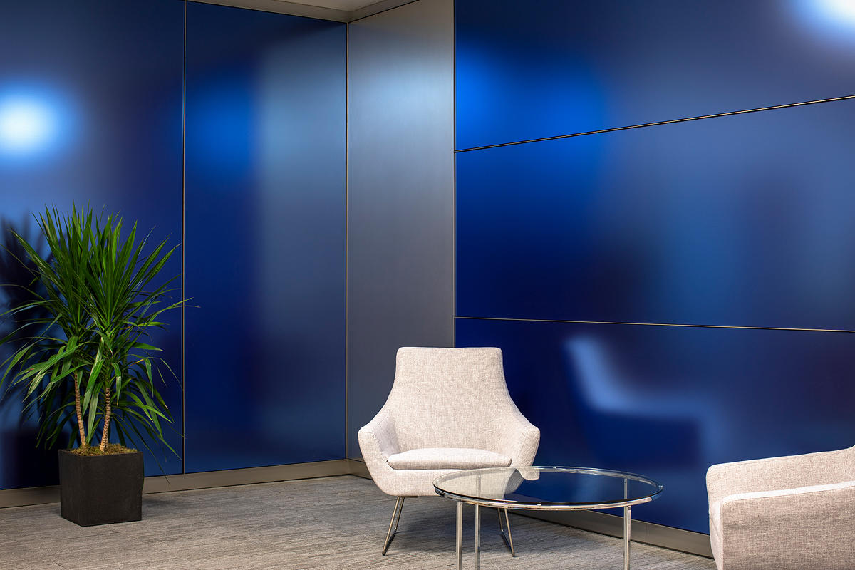 FSRT653 Деталь выравнивающей системы облицовки стен с панелями из вивихромного хромового стекла с промежуточным слоем индивидуального цвета, показанная в конфигурации отражения с отделкой pearlex +, нержавеющая сталь с отделкой каймой и внешний открытый у Forms-surfaces  - Вид №18