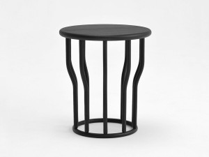 Высокий деревянный журнальный столик