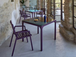 Квадратный стол из фаянса и нержавеющей стали