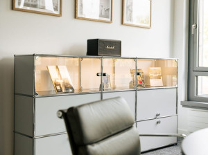 Шкаф из стали и стекла со встроенным освещением