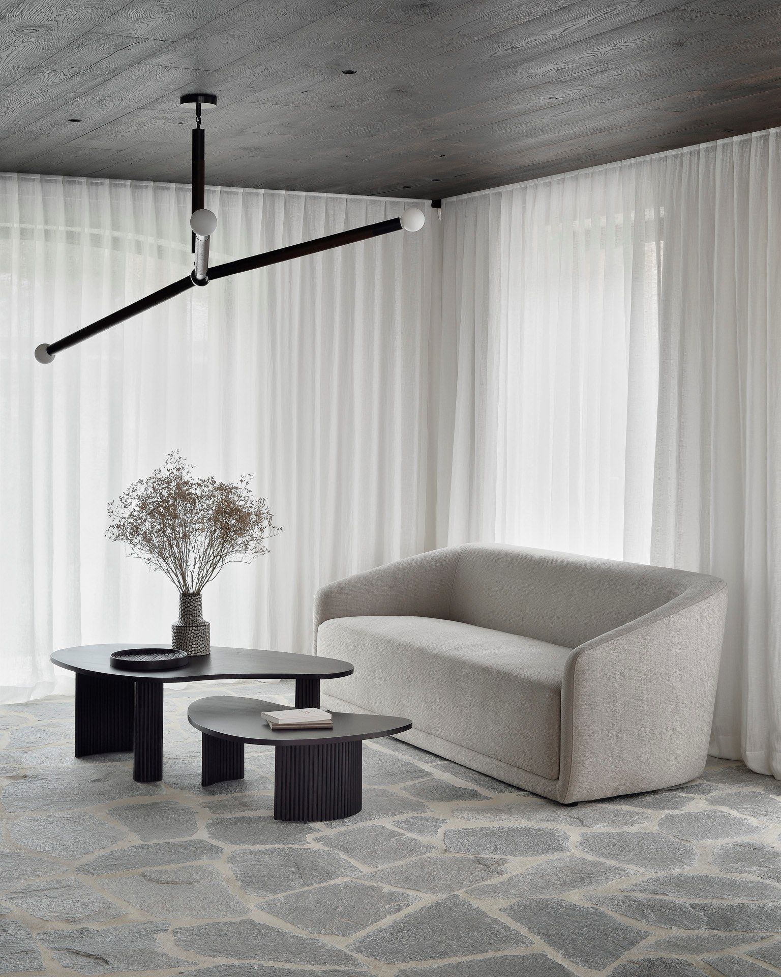 Низкий журнальный столик из красного дерева Ethnicraft Boomerang ARCH-00070030 - Вид №8