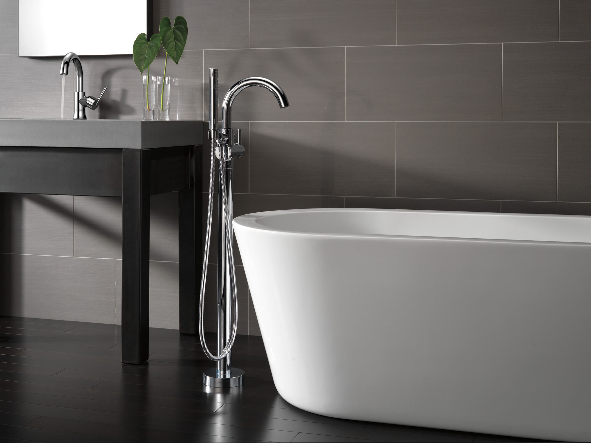 T4759-FL Напольная накладка для ванны с одной ручкой и ручным душем Delta Faucet Delta Хром - Вид №2