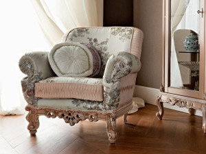 Тканевое кресло с подлокотниками