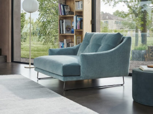 Тканевое кресло с подлокотниками