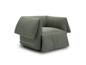 Тканевое кресло с подлокотниками