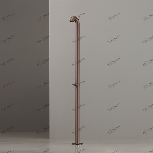 Свободно стоящий душ на открытом воздухе в AISI 316L из нержавеющей стали, Corten отделкой. Выход диск с дождевой струей в Delrin® черных матовый, контролируется прогрессивным смесителем сбора креста в черном алмазе матовой  BLD03 CEADESIGN 