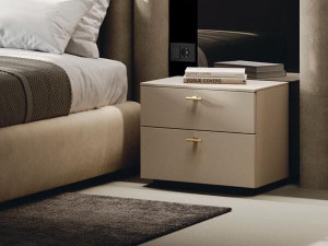 Прикроватная тумбочка с выдвижными ящиками