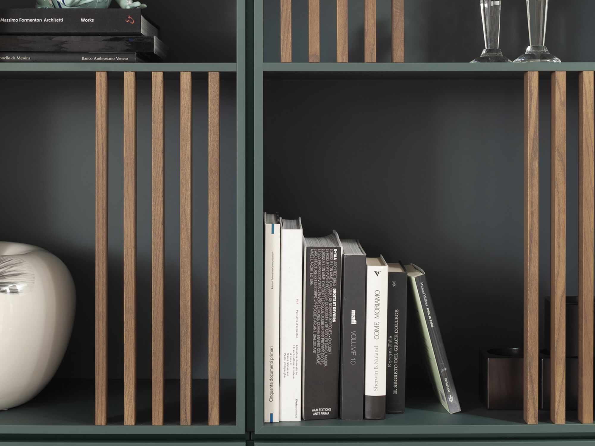 Настенный книжный шкаф из грецкого ореха Morica Design Enjoy ARCH-00070577 - Вид №4