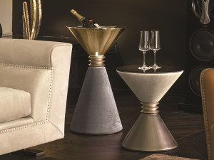 Металлический журнальный столик с отсеком для хранения