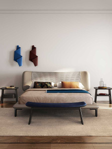 Двуспальная кровать с мягким изголовьем