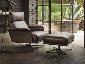 Кожаное кресло с подлокотниками