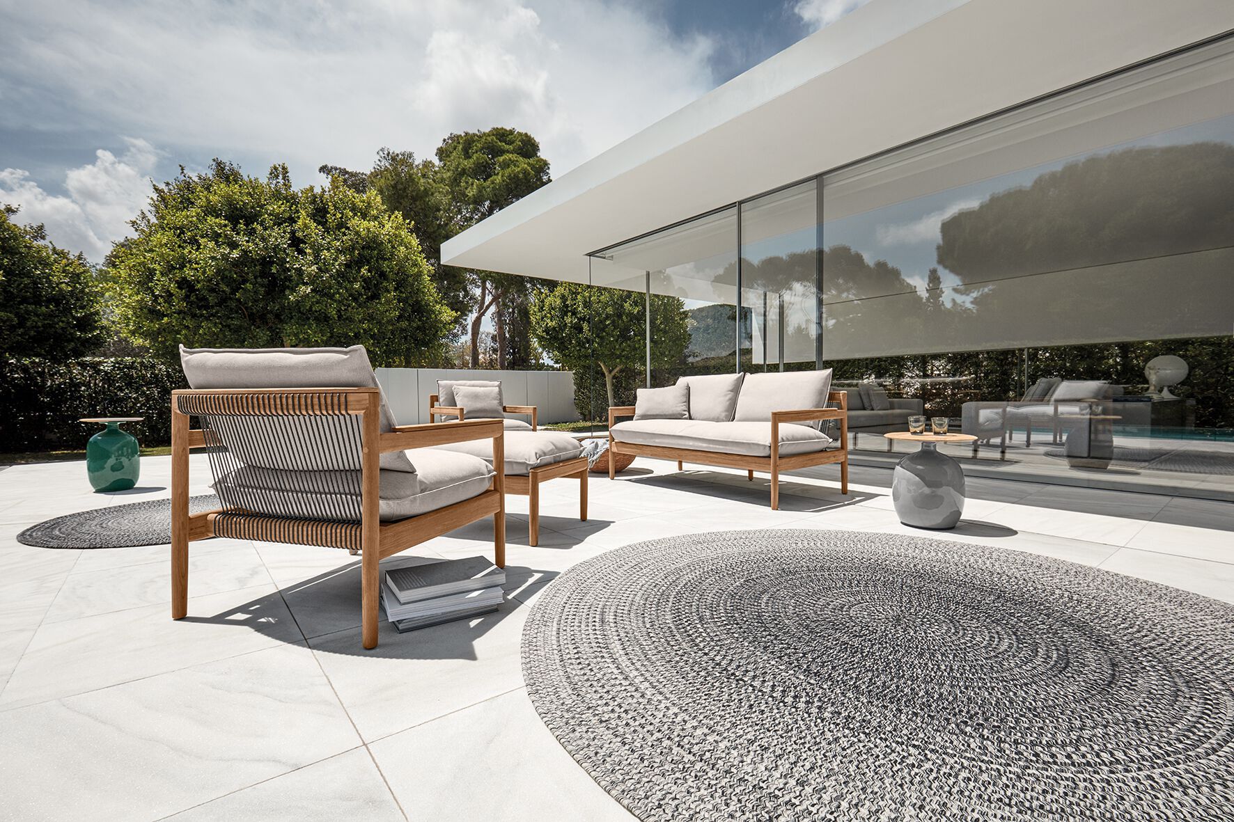 Садовое кресло из ткани и ТИКа с подлокотниками Gloster Saranac ARCH-00043497 - Вид №2