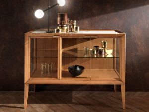 Витрина из хрусталя и дуба