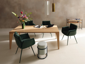 Мягкий тканевый стул с подлокотниками