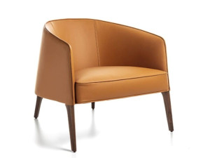 Кожаное кресло с подлокотниками