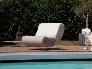 Кресло с подлокотниками