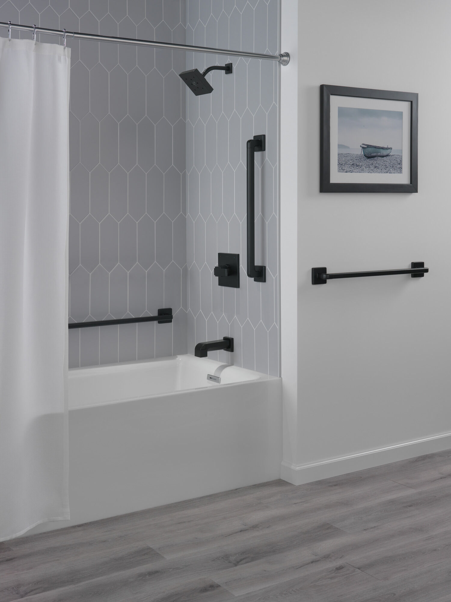 Угловой современный декоративный поручень ADA - 24 дюйма Delta Faucet 41924-BL - Вид №1