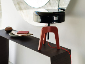 Металлическая настольная лампа