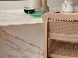 Столешница из керамогранита с мраморным эффектом