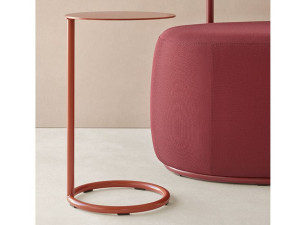 Круглый металлический журнальный столик