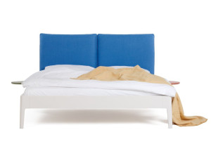 Деревянная двуспальная кровать