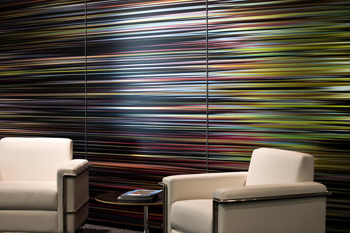 FSRT633 Система облицовки стен Levelr с панелями из вивихромового хромового стекла в отражающей конфигурации с индивидуальной цветовой прослойкой и опалексной отделкой, индивидуальной графикой туалета с индивидуальной подсветкой световой панели и настраив Forms-surfaces  - Вид №11