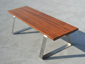 Стальная и деревянная скамья без спинки