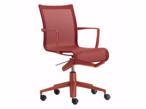 Регулируемое по высоте вращающееся офисное кресло с подлокотниками