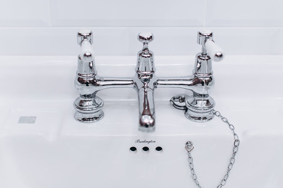 Смеситель для раковины на 2 отверстия Regent, с пробкой и цепочкой [BIR10 BLA] Regent Burlington T16-QT BLA, T3 BLA, T4B-2 - Вид №2