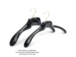 Лакированная деревянная вешалка