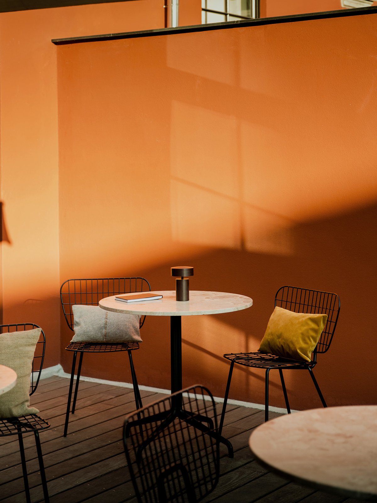 9332149 MENU Стол-колонна Harbour, круглый со звездообразным основанием Прилавок  - Вид №18