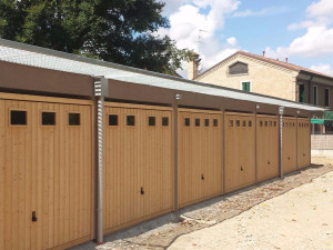 Подъемные гаражные ворота из ели