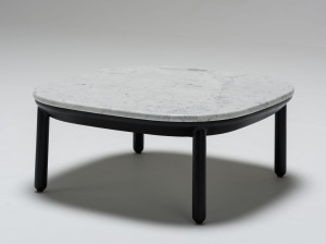 Низкий квадратный журнальный столик из ясеня с мраморной столешницей