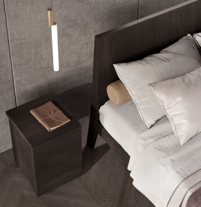 Деревянная двуспальная кровать